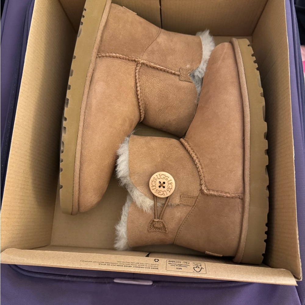 UGG BAILEY BUTTON II SHORT CHESTNUT New in Box